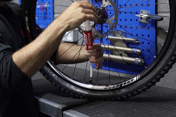 injecting sealant into a tubelesss mtb tyre