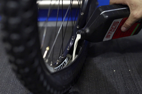 Pouring the tubeless tyre sealant