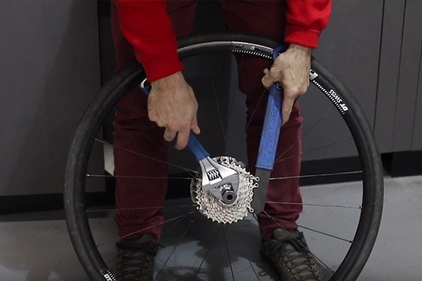 removing cassette from bike wheel