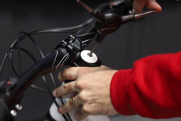 tightening bike handlebars