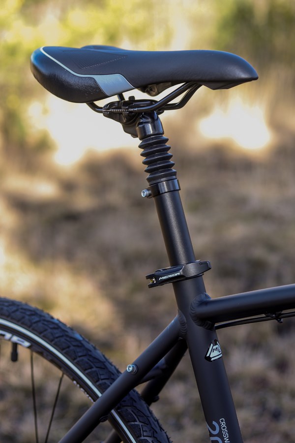 Merida Crossway seatpost and saddle