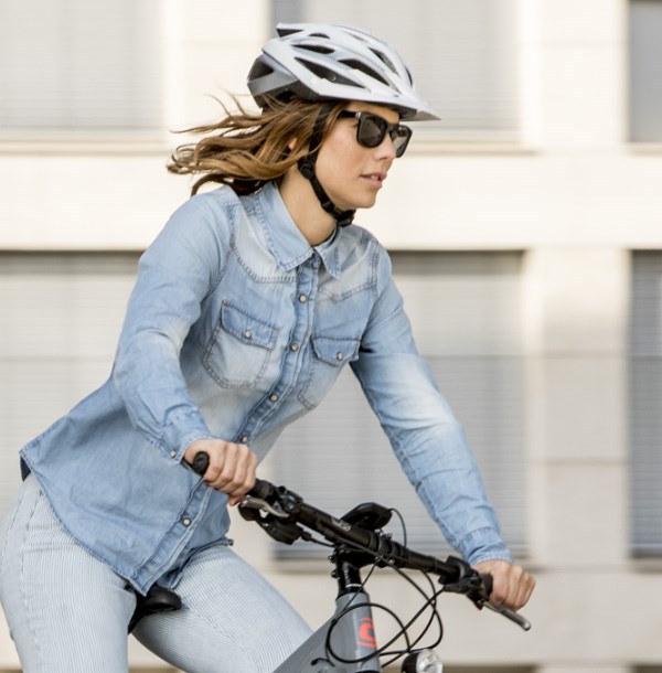 A women riding a Cannondale bike whilst wearing a helmet suitable for a urban setting