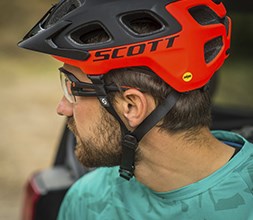 Cyclist wearing a Scott MTB helmet