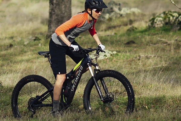 Mountain biker wearing a loose fit cycling jersey