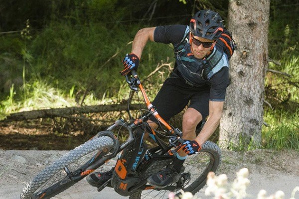 Mountain biker wearing a loose fit jersey for trail riding