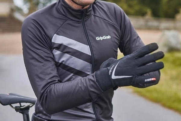 A road jersey with articulated areas for a good fit