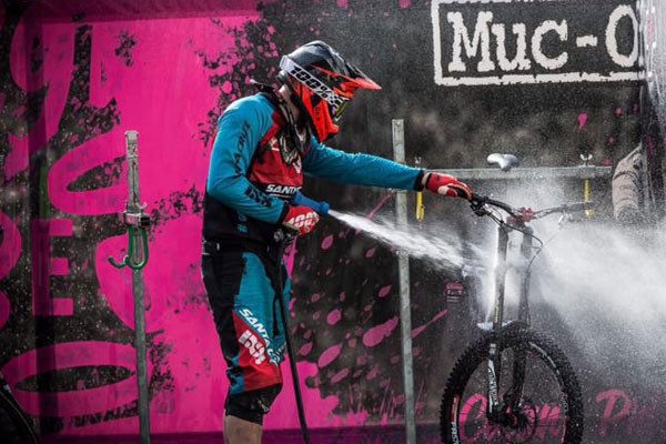 Cleaning a mountain bike
