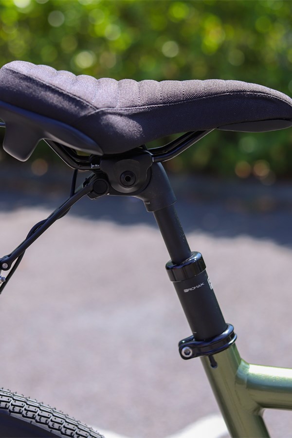 Cannondale Treadwell Neo suspension seatpost and comfy saddle