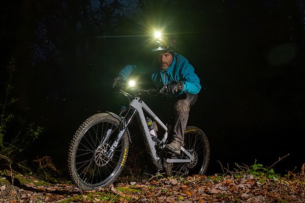 MTB night rider with handlebar and helmet light