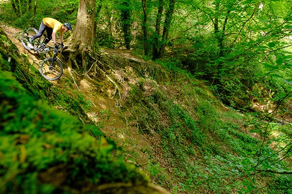 MTB going down a steep slope