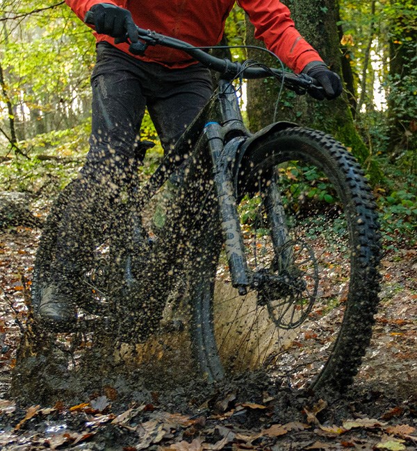 riding a specialized kenevo sl through a puddle