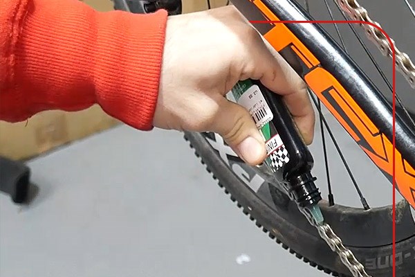 How To Correctly Lubricate Your Chain Banner