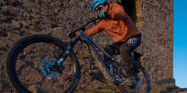 A mountain biker wearing MTB trousers