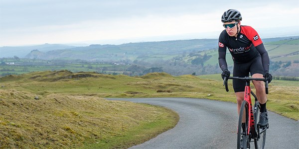 Tredz-cyclist-climbing-on-a-giant-defy