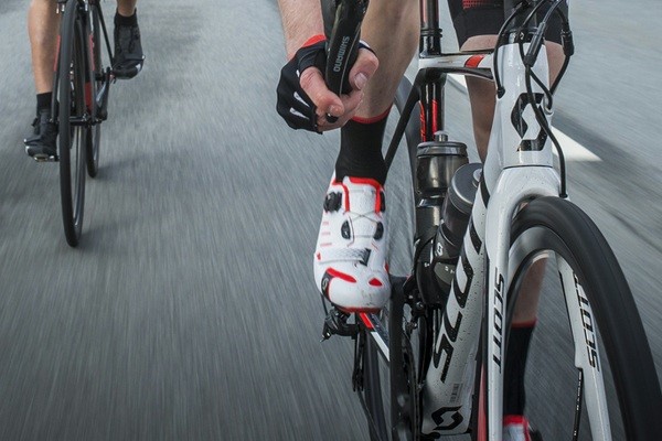 racing bike shoes and pedals